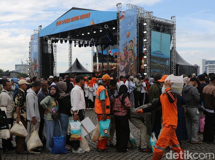Pasar Murah di Monas Diserbu Warga, 100 Ribu Kupon Sembako Disebar