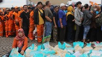 Petugas memastikan hanya warga yang memiliki kupon atau gelang yang diperbolehkan masuk ke area kegiatan. Langkah ini dilakukan untuk mengantisipasi membludaknya pengunjung serta menjaga ketertiban selama acara berlangsung.