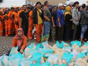 Video: Istana Gelar Bazar Rakyat di Monas, Bagikan 100 Ribu Kupon Sembako