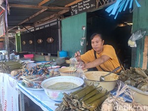 Lebaran Topat 2026, Pedagang Ketupat-Opor di Mataram Banjir Rezeki