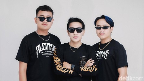 Personel grup band Tridatu.