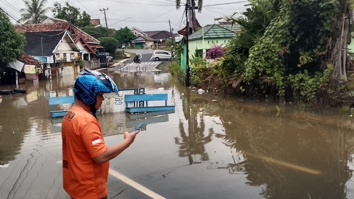 Petugas BPBD mengecek banjir yang melanda daerah di OKU