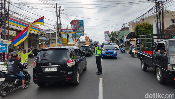 Petugas mengatur arus lalin di ruas Simpang Karanglo-Kota Batu