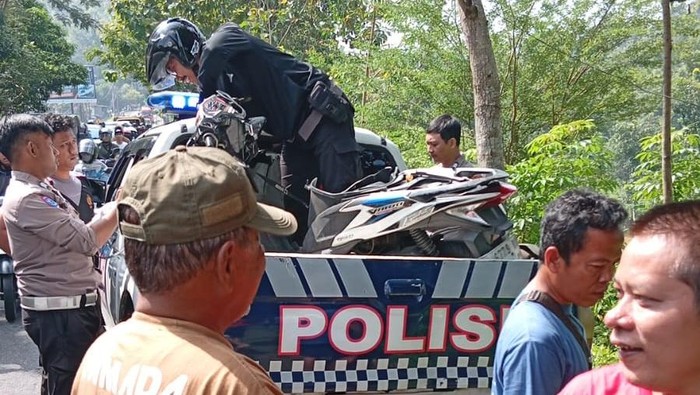 Kecelakaan di Jalan Jogja-Wonosari Km 21 Gunungkidul, pagi tadi. Seorang pengendara motor tewas usai terjatuh dan tertabrak truk dari arah berlawanan.