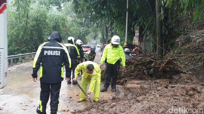 Petugas saat melakukan evakuasi longsor di Jalan Raya Bandung Garut, Kampung Cibajeg, Kecamatan Nagreg, Kabupaten Bandung, Sabtu (28/3/2026).