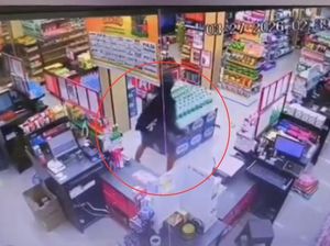 Detik-detik Pria ODGJ Ngamuk-Ambil 60 Bungkus Rokok di Minimarket Pinrang