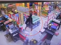 Detik-detik Pria ODGJ Ngamuk-Ambil 60 Bungkus Rokok di Minimarket Pinrang