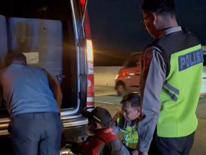 Leganya Pemudik Dibantu Polisi Saat Ban Mobil Pecah di Tol Pemalang