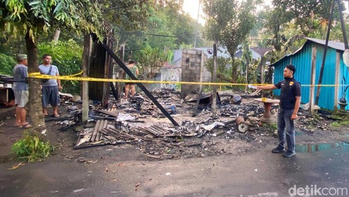 Polisi melakukan olah TKP warung makan yang terbakar di Desa Nyuhtebel, Kecamatan Manggis, Karangasem, Sabtu (28/3/2026).