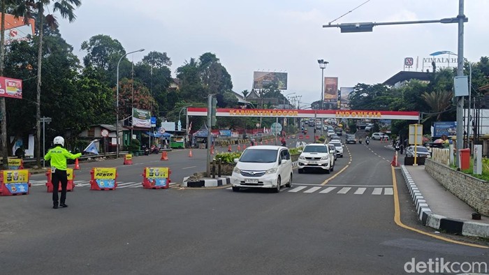 Polisi terapkan one way arah Jakarta di Jalan Raya Puncak, Bogor, siang ini