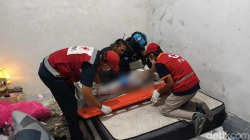 Proses evakuasi jenazah perempuan yang ditemukan di kawasan Pedungan, Denpasar Selatan, Jumat (27/3/2026).