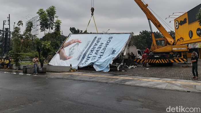 Proses evakuasi reklame tumbang di Buahbatu Bandung.
