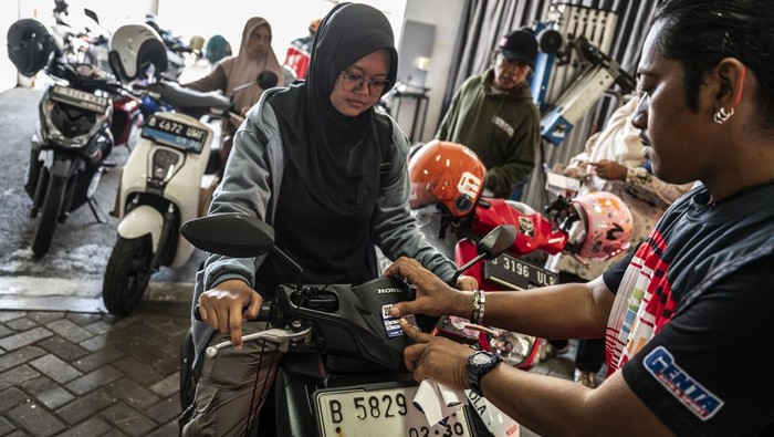 Petugas mengangkut sepeda motor ke atas truk dalam program layanan arus balik rantau sepeda motor di Astra Motor Center, Semarang, Jawa Tengah, Sabtu (28/3/2026). Sebanyak 800 pemilir dengan 400 sepeda motor diberangkatkan menggunakan bus dan truk dari wilayah Semarang dan Yogyakarta menggunakan layanan yang difasilitasi oleh salah satu jenama kendaraan bermotor tersebut. ANTARA FOTO/Aprillio Akbar/bar