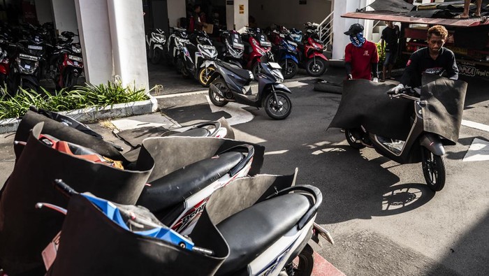 Petugas mengangkut sepeda motor ke atas truk dalam program layanan arus balik rantau sepeda motor di Astra Motor Center, Semarang, Jawa Tengah, Sabtu (28/3/2026). Sebanyak 800 pemilir dengan 400 sepeda motor diberangkatkan menggunakan bus dan truk da