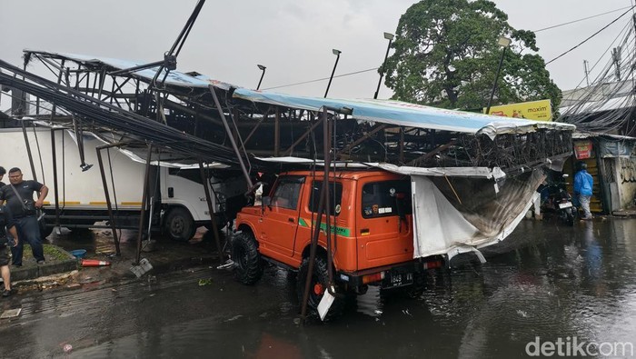 Reklame Tumbang di Bandung