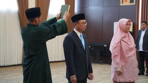 Rektor Unram Prof Sukardi melantik dua wakil rektor baru di Mataram. (Foto: Dok. Humas Unram)