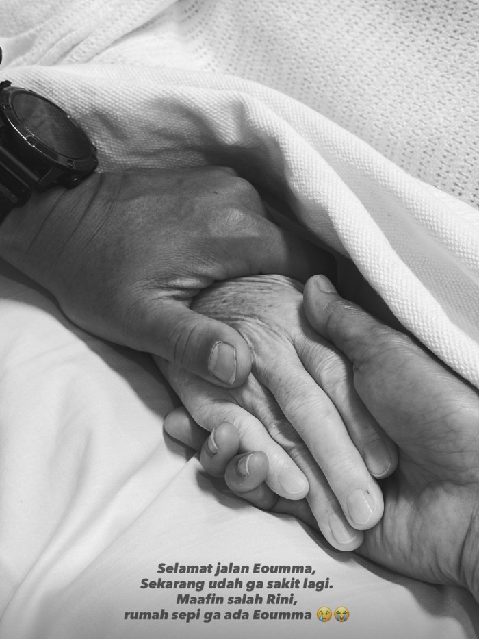 Ibu mertua Rini Yulianti meninggal dunia.