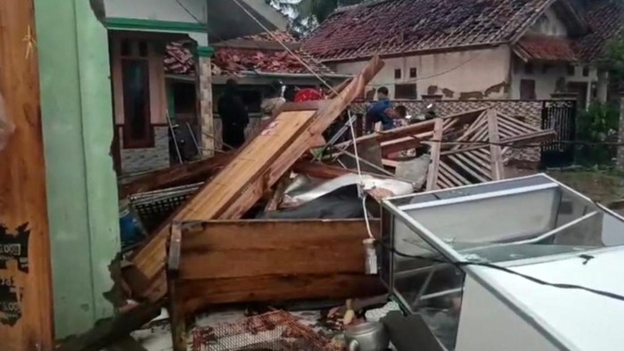 Rumah di Purwadadi Ciamis rusak setelah diterjang angin kencang