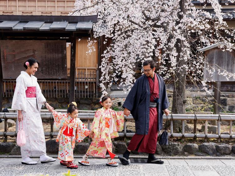 Sakura Mekar di Kyoto, Wisatawan Berburu Foto Musim Semi
