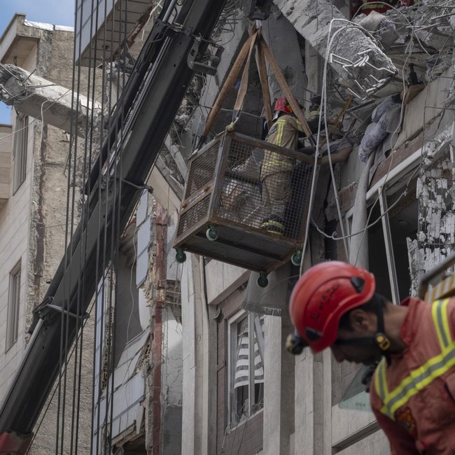 Serangan Udara Hantam Teheran, Petugas Evakuasi Korban dari Reruntuhan