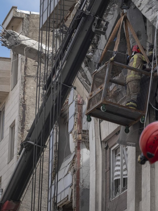 Serangan Udara Hantam Teheran, Petugas Evakuasi Korban dari Reruntuhan