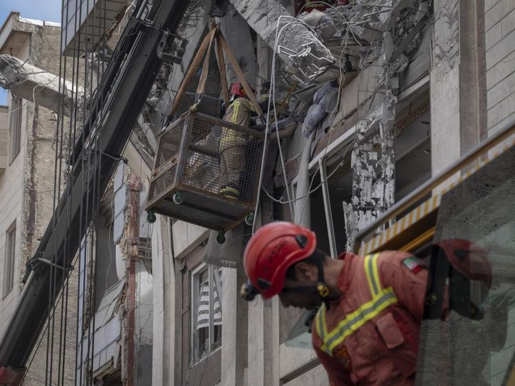 Serangan Udara Hantam Teheran, Petugas Evakuasi Korban dari Reruntuhan