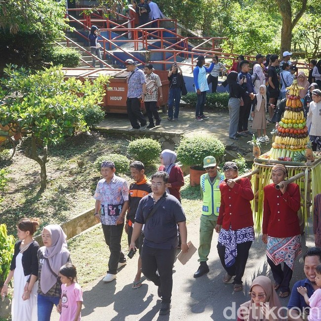 Meriahnya Sesaji Rewanda di Gua Kreo Semarang