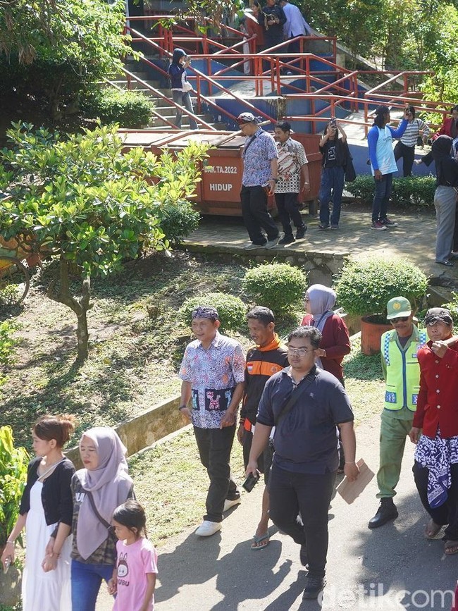 Meriahnya Sesaji Rewanda di Gua Kreo Semarang