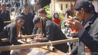 Replika kayu jati disiapkan oleh sejumlah orang untuk diarak menuju Gua Kreo. Replika ini merupakan simbol legenda Sunan Kalijaga yang diminta mencari kayu jati untuk saka guru Masjid Agung Demak. Kayu itu kemudian dihanyutkan di sungai dan sempat tersangkut di aliran sekitar Gua Kreo.