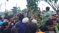 Usai kirab dan ritual Sesaji Rewanda selesai dilakukan, masyarakat berebut gunungan yang telah disediakan. Salah satu yang menjadi buruan adalah makanan khas warga setempat yang dibungkus daun jati bernama sego kethek.