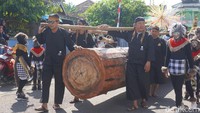 Replika kayu jati dibopong oleh sejumlah orang menuju Gua Kreo. Saat kayu jati itu tersangkut di aliran sungai Gua Kreo, diyakini ada sejumlah monyet berwarna-warni yang menolong Sunan Kalijaga mengangkat kayu itu agar kembali hanyut menuju Masjid Agung Demak.