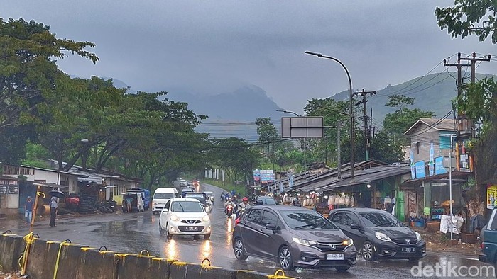 Suasana arus lalu lintas Jalan Raya Lingkar Barat, Nagreg, Kabupaten Bandung, Sabtu (28/3/2026).