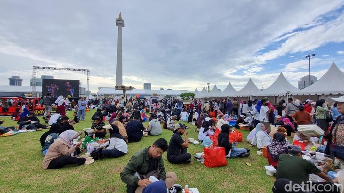 Suasana Bazar Rakyat yang digelar di Monas, Jakarta Pusat, Sabtu (28/3/2026).