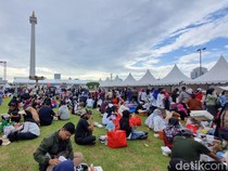 Warga Antusias Serbu Makanan Gratis di Bazar Monas: Sekalian Piknik