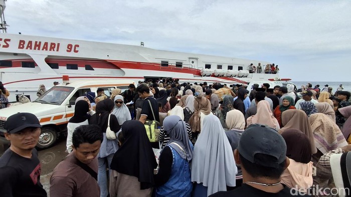 Suasana calon penumpang kapal Expres Bagari di Pelabuhan Baru Guluk Kangean