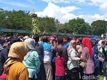 Serunya Grebeg Kupat Mungkid, 7 Gunungan Ketupat Isi Duit Ludes Sekejap
