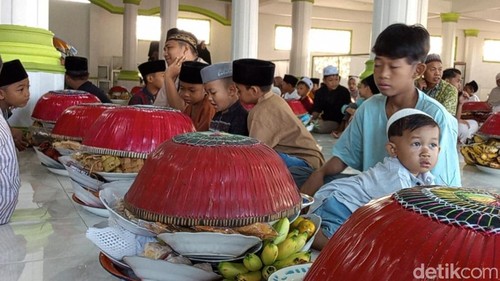Suasana lebaran anak-anak pada momen lebaran topat di Masjid Pusaka, Desa Ketangga, Kecamatan Suela, Lombok Timur, NTB, Sabtu (28/3/2026).