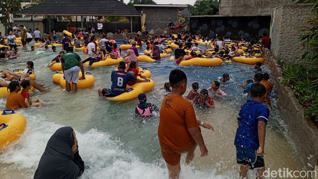 Suasana objek wisata air Lalagoon Waterpark, di Jatinangor, Sumedang.