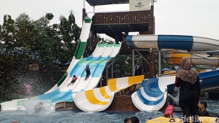 Suasana objek wisata air Lalagoon Waterpark, di Jatinangor, Sumedang.