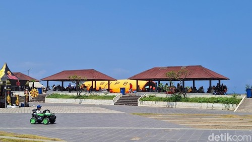 Suasana Taman Loang Baloq saat momentum Lebaran Topat, Sabtu (28/3/2026) sore.