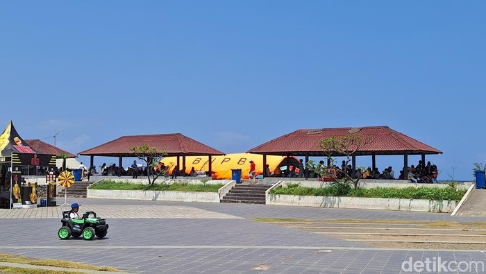 Suasana Taman Loang Baloq saat momentum Lebaran Topat, Sabtu (28/3/2026) sore.