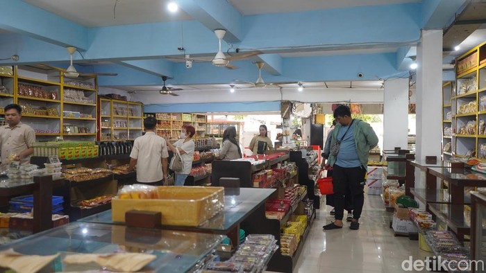Suasana toko oleh-oleh di genteng