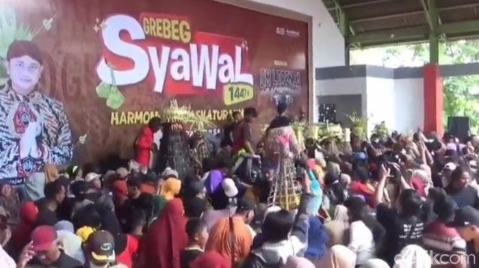 Rebutan ketupat saat syawalan di bukit Sidoguro, Krakitan, Bayat, Klaten.