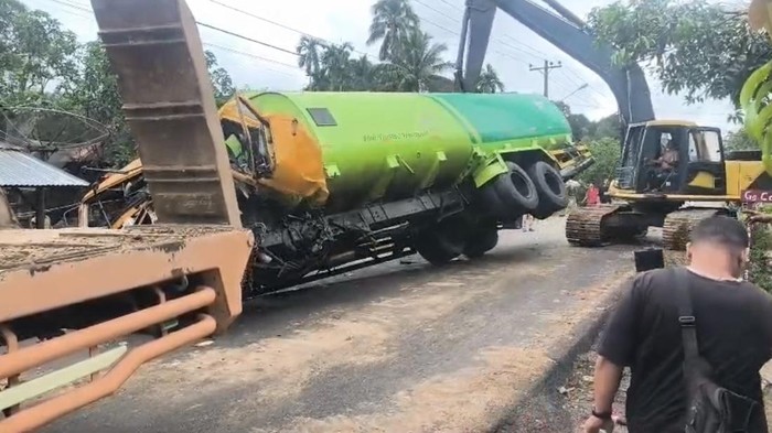 Truk tangki menabrak truk crane di Tapanuli Selatan