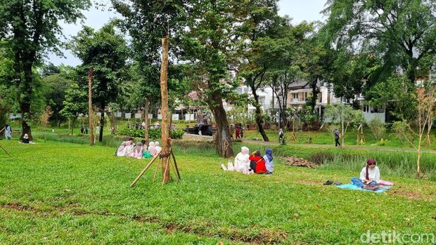 Taman Bendera Pusaka di Jakarta Selatan ramai pengunjung akhir pekan ini. Keluarga menikmati playground, ruang baca, dan berolahraga di fasilitas yang tersedia. (Taufiq S/detikcom)
