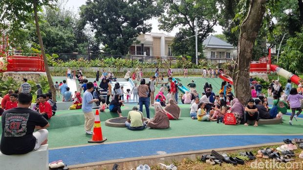 Taman Bendera Pusaka di Jakarta Selatan ramai pengunjung akhir pekan ini. Keluarga menikmati playground, ruang baca, dan berolahraga di fasilitas yang tersedia. (Taufiq S/detikcom)