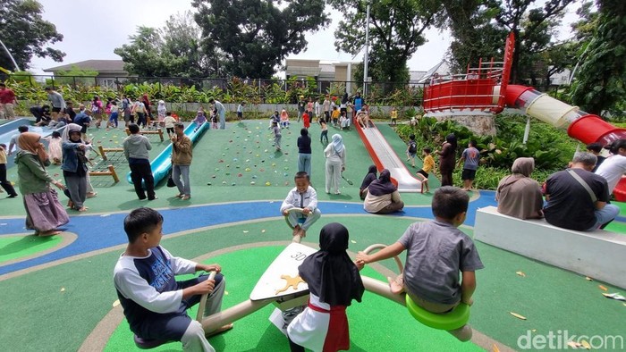 Taman Bendera Pusaka di Jakarta Selatan ramai pengunjung akhir pekan ini. Keluarga menikmati playground, ruang baca, dan berolahraga di fasilitas yang tersedia. (Taufiq S/detikcom)