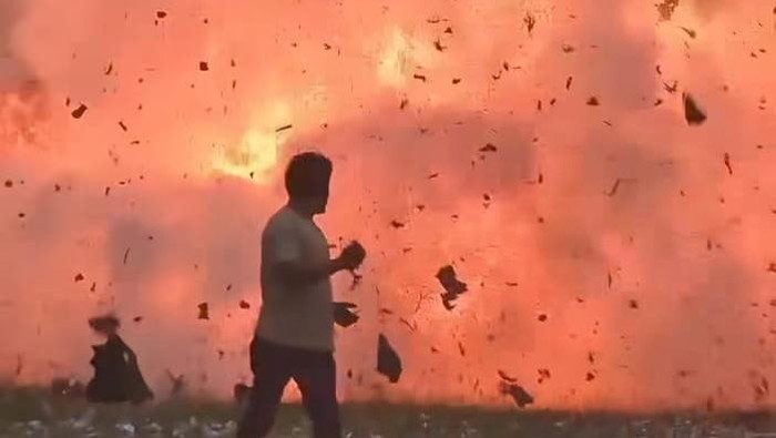 Tangkapan layar ledakan petasan disertai kobaran api yang diduga terjadi di Tegalrejo, Kabupaten Magelang.