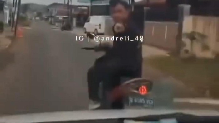 tangkapan video viral seorang pemuda menghentikan dan merusak mobil