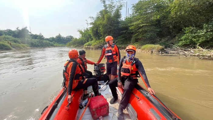 Tim SAR saat mencari para korban. (dok. Kantor Pencarian dan Pertolongan Kelas A Medan)